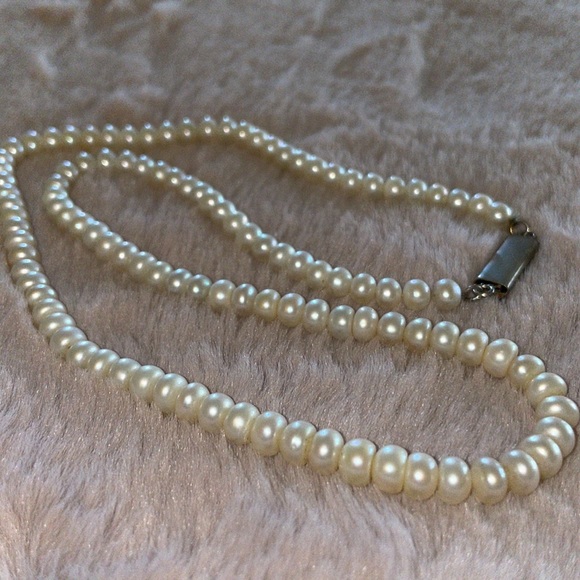 2 strands of faux pearls - Picture 6 of 7